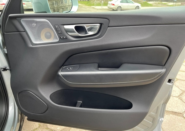 Volvo XC 60 cena 139900 przebieg: 137600, rok produkcji 2018 z Warszawa małe 379